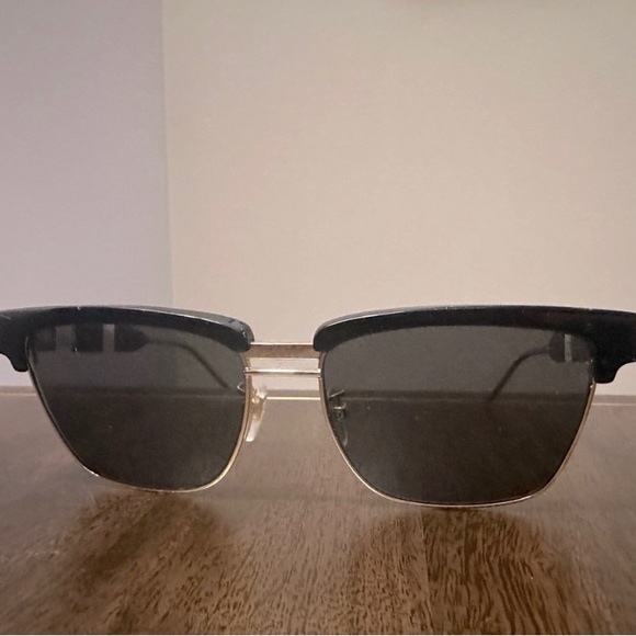 Authentic GUCCI Sunglasses Gold stripe w/ Pearls - Picture 4 of 5